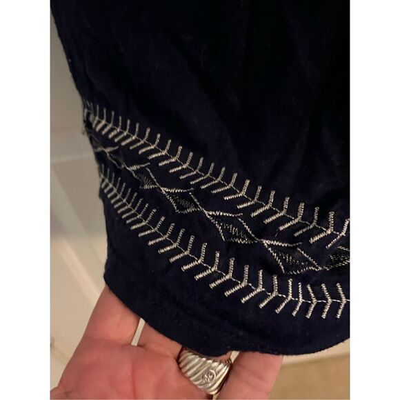 Simply Irresistible Navy Blue Large V-neck. - Picture 6 of 7